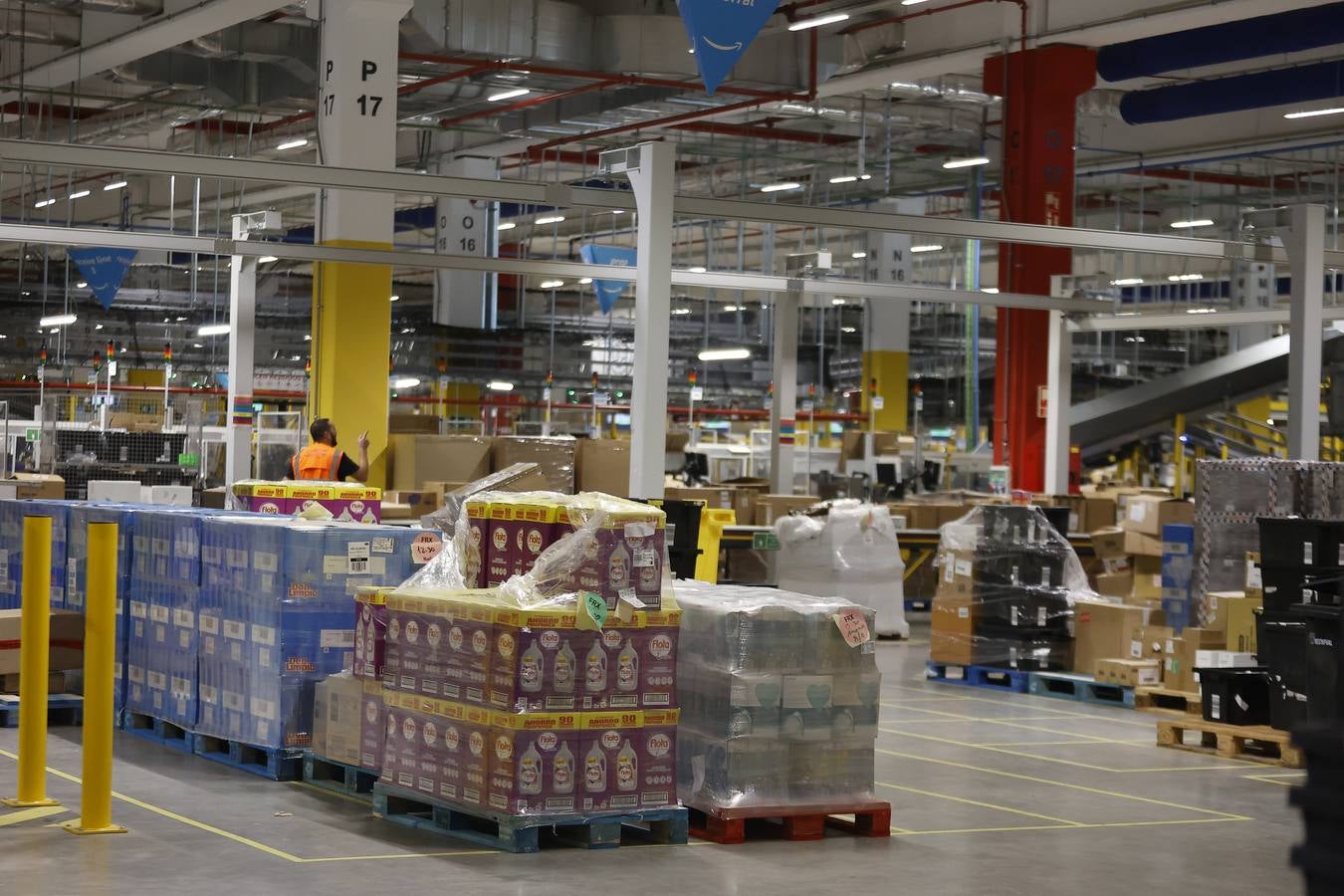 Reportaje gráfico del centro logísitico de Amazon en Sevilla