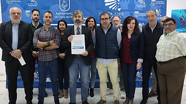 El alcalde de Coria presenta las alegaciones al puente de la SE-40 junto con los portavoces de la oposición