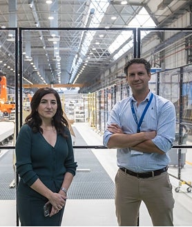 Imagen secundaria 2 - Arriba, autoclave de la fábrica de Alestis Sevilla, donde se 'curan' las piezas aeronáuticas. Abajo, operario de la empresa aeronáutica en la sala limpia de Alestis y María Eugenia Clemente junto a Manuel González Relaño, director industrial de la compañía