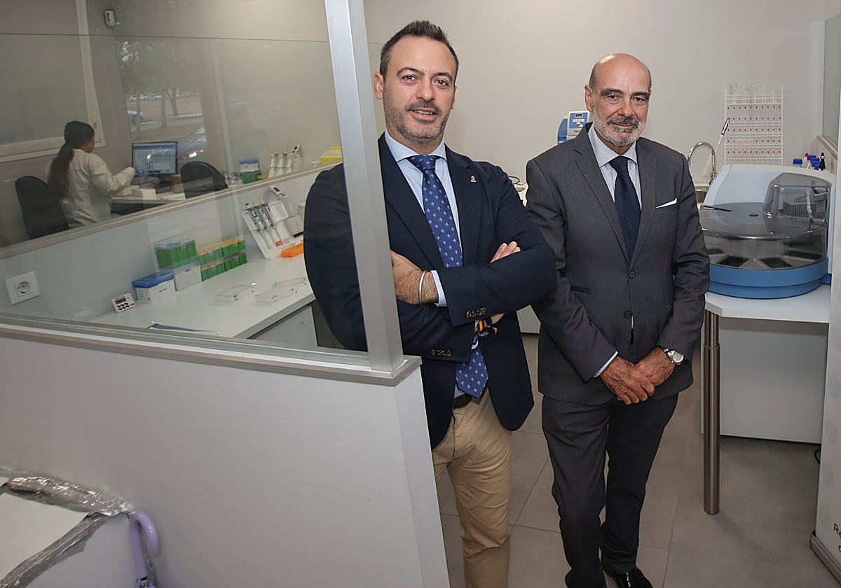 Pedro J. Azor y José Juan Morales, en el laboratorio molecular de Ancce