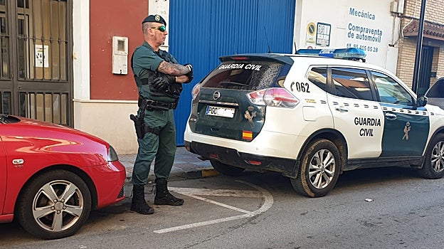Registro de la Guardia Civil en un taller en Tomares