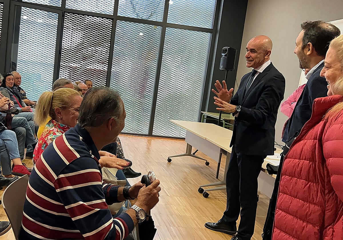 El alcalde en el encuentro con vecinos del Parque Alcosa