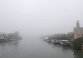 La niebla invade Sevilla en la mañana de este lunes