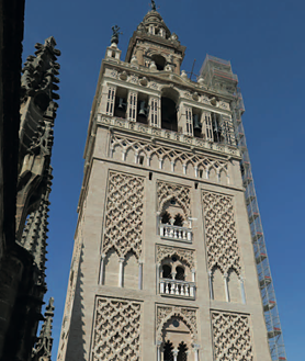 Imagen secundaria 2 - La Catedral ha acometido restauraciones en elementos tan simbólicos como las fachadas renacentistas, las de la Giralda o en la Cieguecita de Martínez Montañés