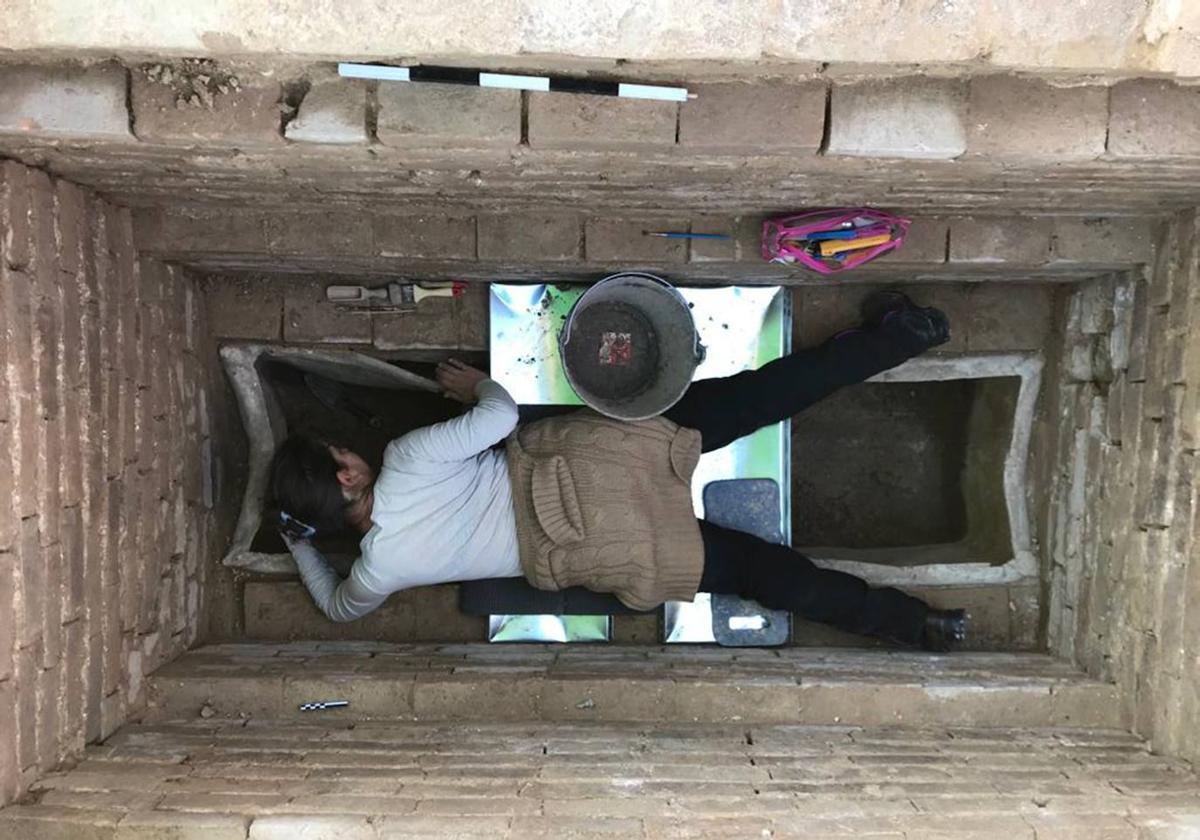 La arqueóloga Inmaculada López durante los trabajos de excavación de la tumba en La Puebla de Cazalla