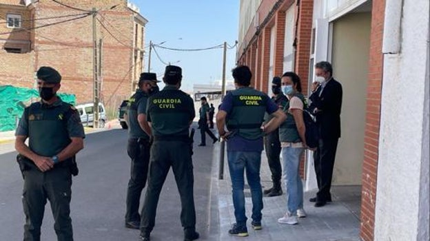 Los agentes de la Guardia Civil en la vivienda donde ocurrió el crimen en Estepa, en junio del año pasado