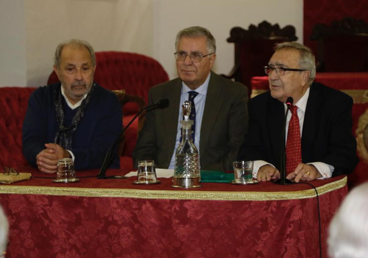 Antonio García Barbeito, Antonio Narbona y Rogelio Reyes, durante la presentación