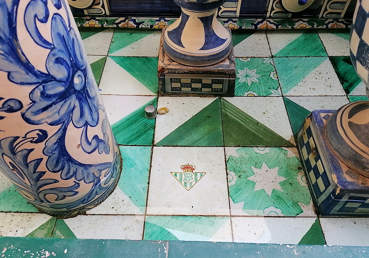 Hay un escudo del Real Betis sumergido en un lugar de la ciudad que mucha gente no conoce