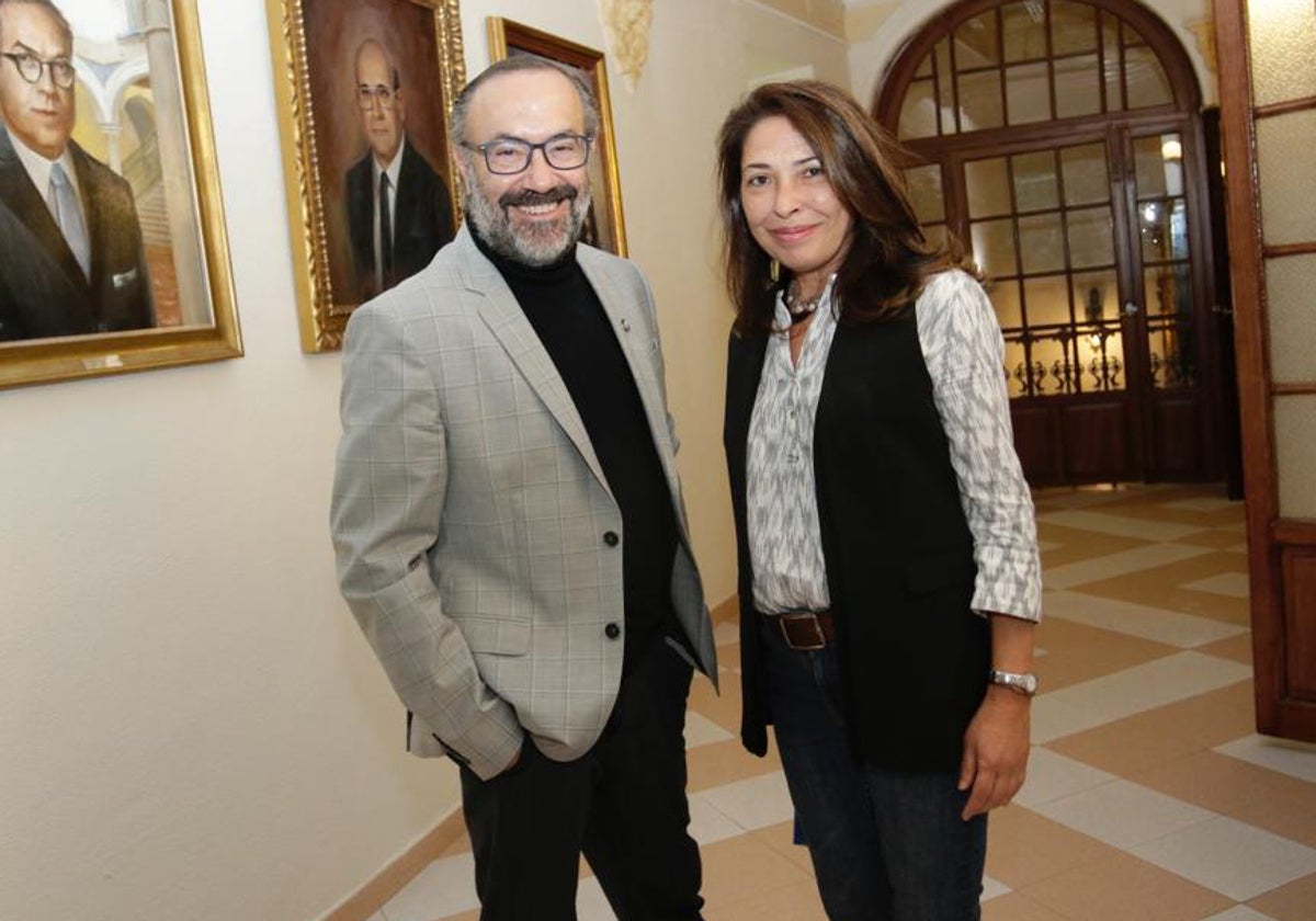 Jesús Marchamalo y Belén Rubiano, momentos antes del pregón de apertura de la Feria del Libro Antiguo, que comienza este viernes