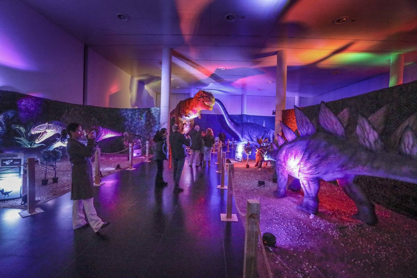 Las réplicas de los dinosaurios impresionan a los visitantes por su gran realismo 