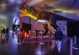 Los dinosaurios toman vida en el Pabellón de la Navegación de Sevilla