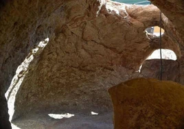 Halladas en Pedrera dos  cuevas-tumba del tercer milenio  antes de Cristo con restos óseos en su interior