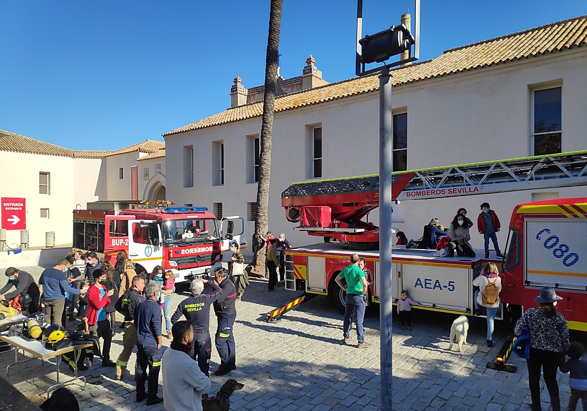 Los niños podrán visitar los camiones de los bomberos que se instalarán en los jardines del Monasterio de la Cartuja, sede del CAAC