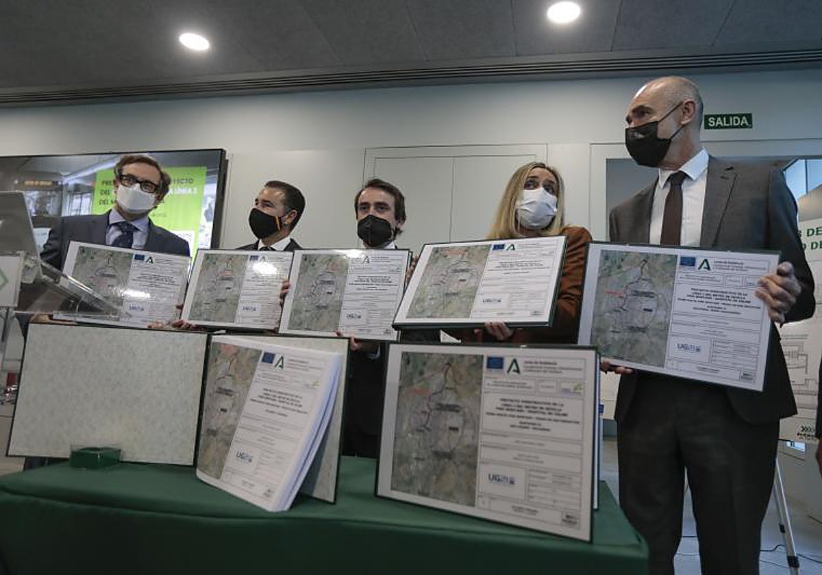 El alcalde de Sevilla, Antonio Muñoz, y la consejera de Fomento, Marifrán Carazo, durante la presentación del proyecto del tramo norte el 12 de enero de 2021