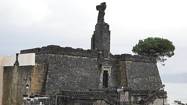Monumento a Elcano de Agustín Aguirre y José de Azpiroz en Getaria