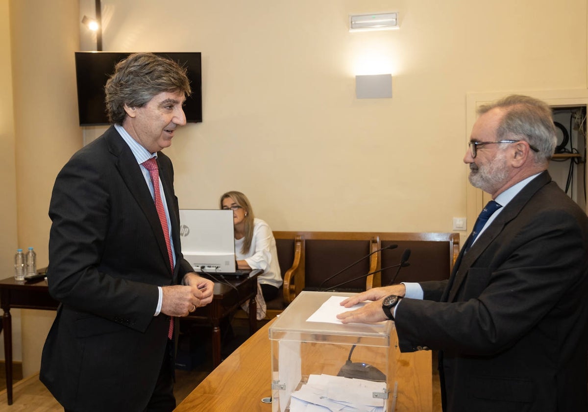 Óscar Fernández León, decano electo, votando en la mañana de este jueves