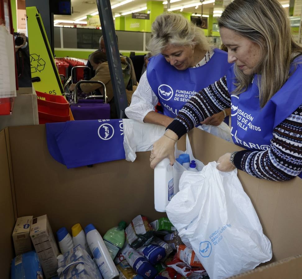 Los voluntarios recogen alimentos a la entrada de los supermercados