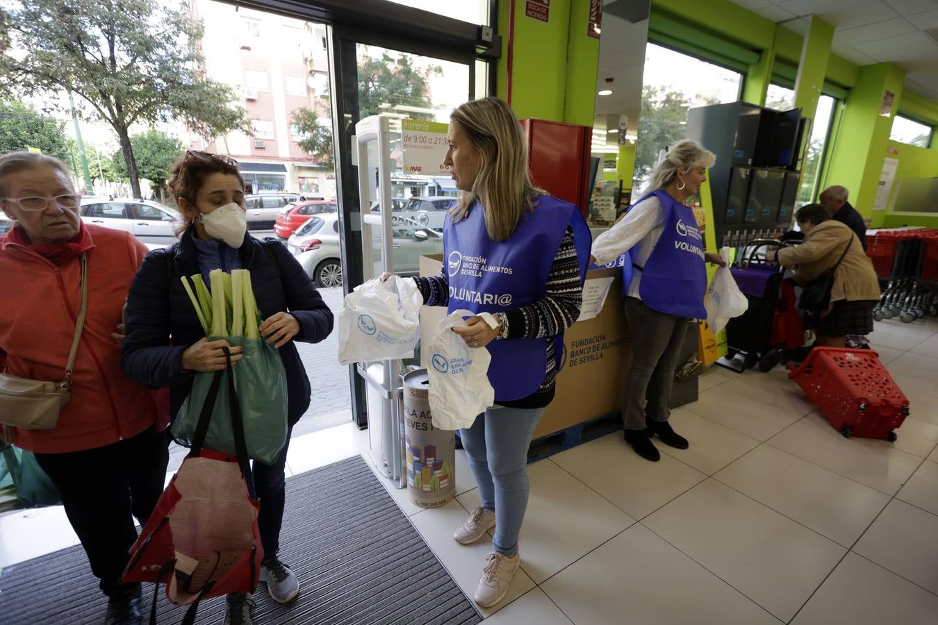 Los voluntarios recogen alimentos a la entrada de los supermercados