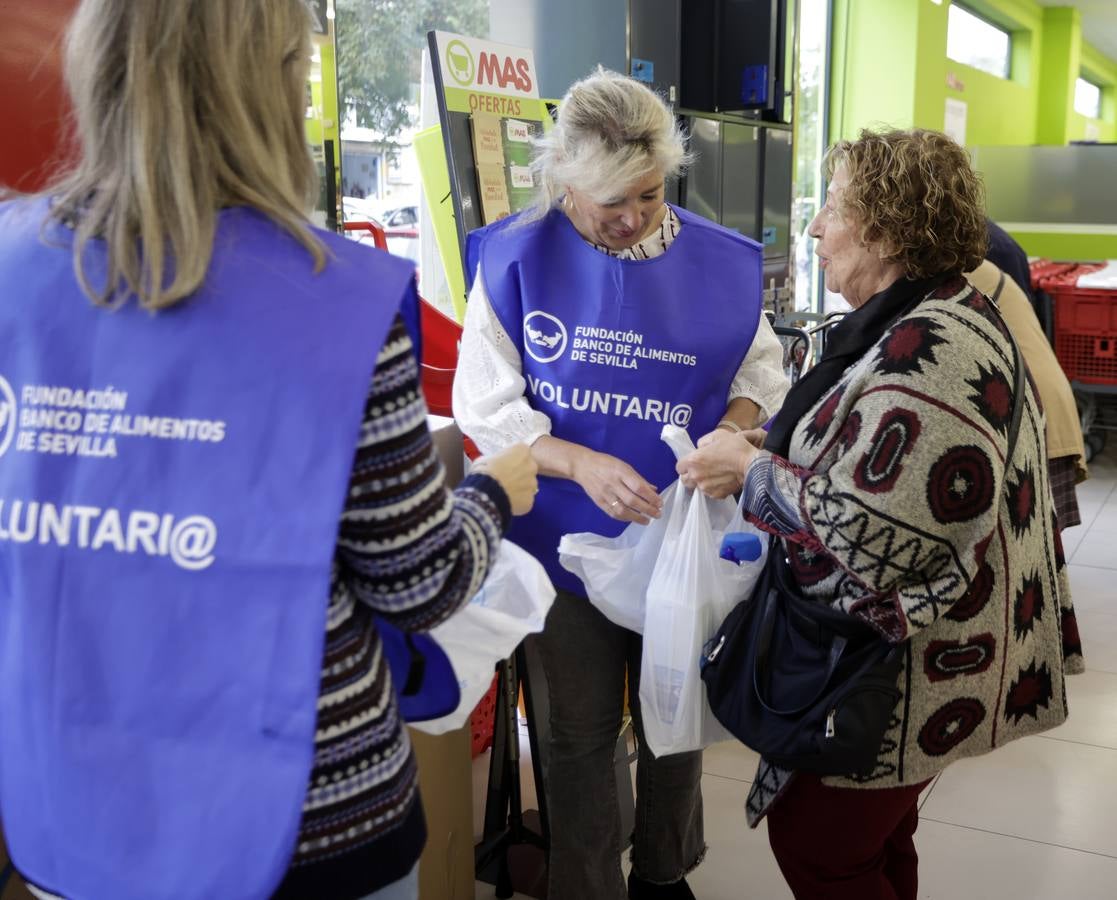 Los voluntarios recogen alimentos a la entrada de los supermercados