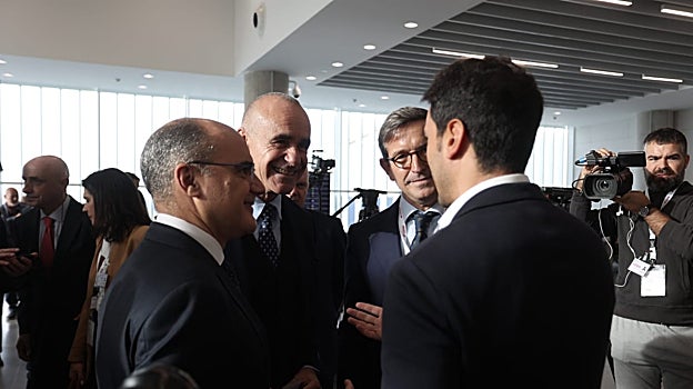 Carlos Barrasa, Antonio Muñoz y Jorge Paradela conversan con David Simón, director de Relaciones Institucionales de Ryanair