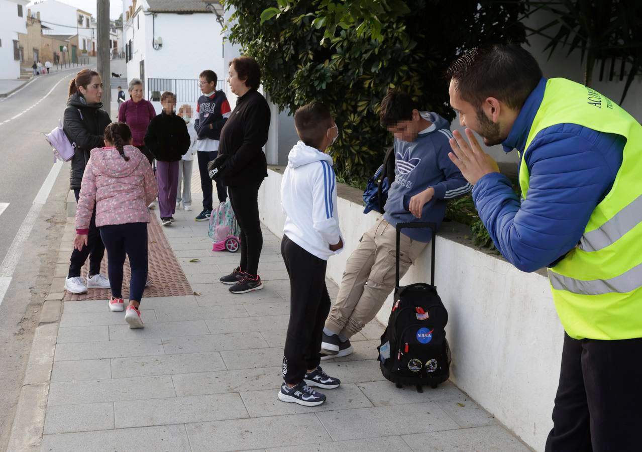 Los niños de Castilleja del Campo se montan en el autobús para ir al colegio en otras localidades