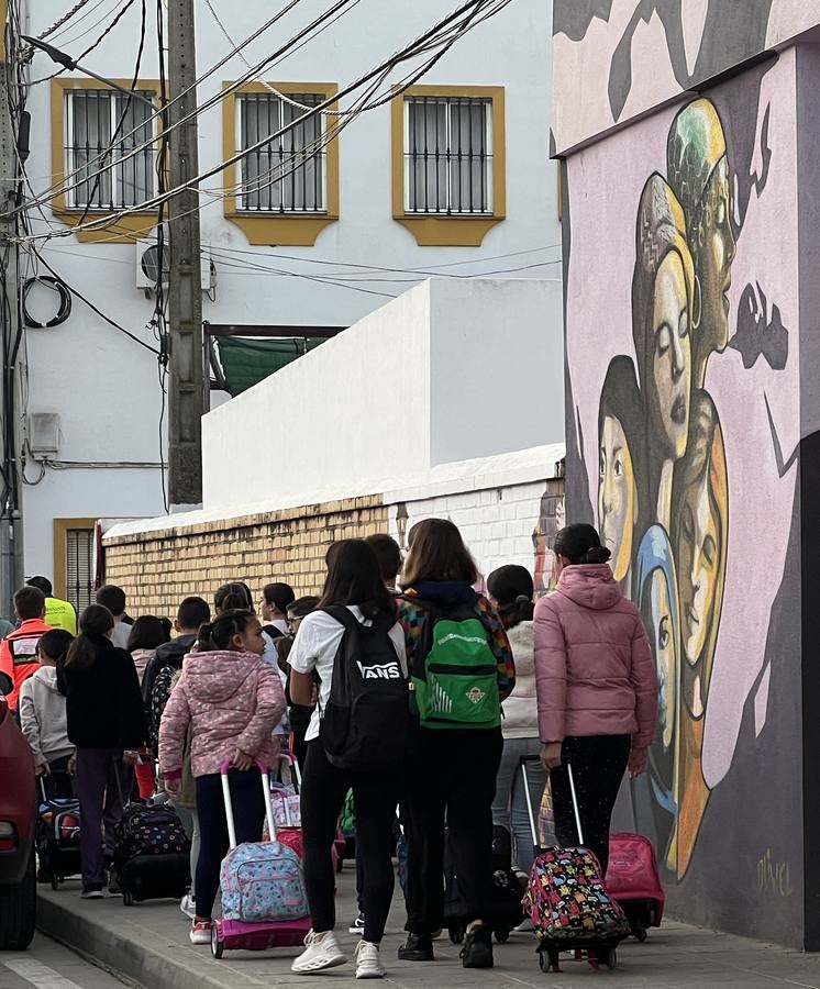 Los niños de Castilleja del Campo se montan en el autobús para ir al colegio en otras localidades