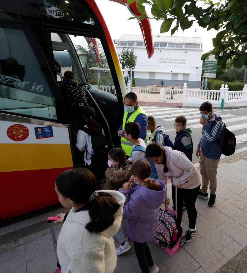 Los niños de Castilleja del Campo se montan en el autobús para ir al colegio en otras localidades