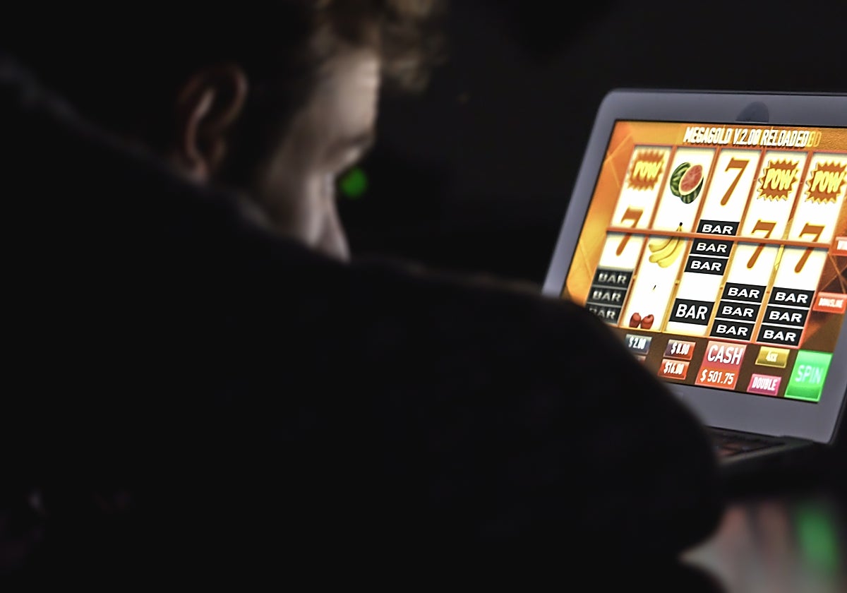 Fotografía de archivo de un joven haciendo apuestas online