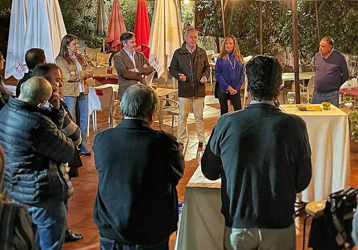 José Luis Sanz se reunió en la terraza de un bar con los vecinos que denuncian «el aislamiento y abandono»