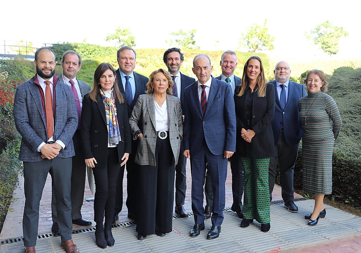 El rector Gabriel Pérez Alcalá con representantes de clínicas privadas