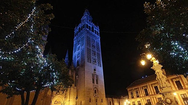 La Giralda teñida de azul hace unos años