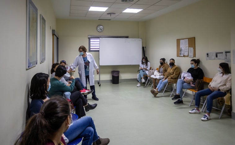 Imagen principal - Un grupo de veinticinco mujeres asiste al taller de educación maternal que imparte Carmen Rodríguez, la coordinadora de todas las matronas del Distrito Sanitario Sevilla