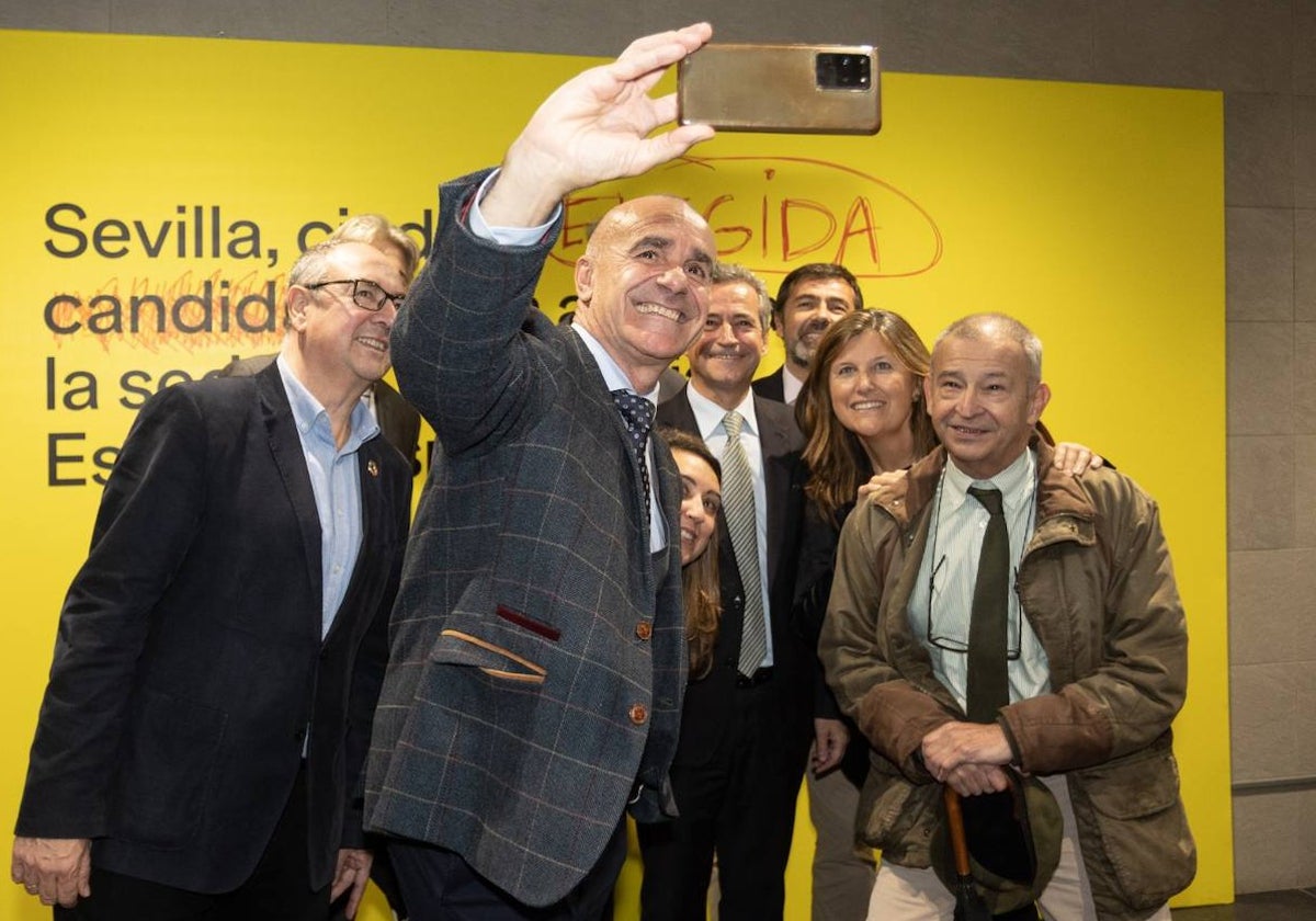 El alcalde de Sevilla celebra con su equipo la elección de Sevilla como sede de la Agencia Espacial Española