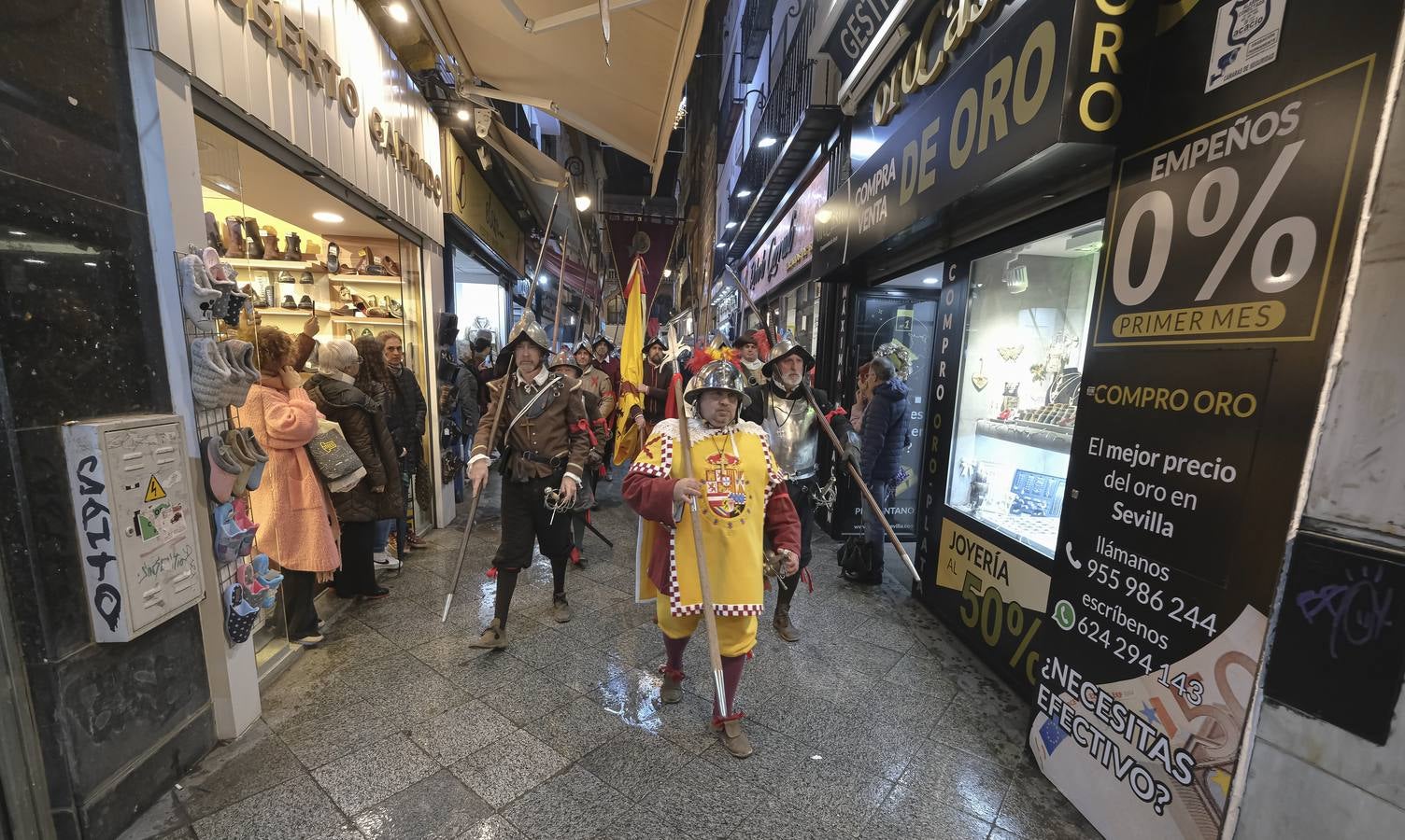 Un momento del desfile de Tercio de Olivares por las calles de Sevilla