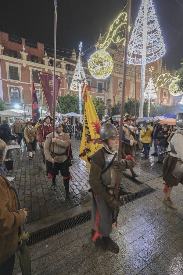 Un momento del desfile de Tercio de Olivares por las calles de Sevilla