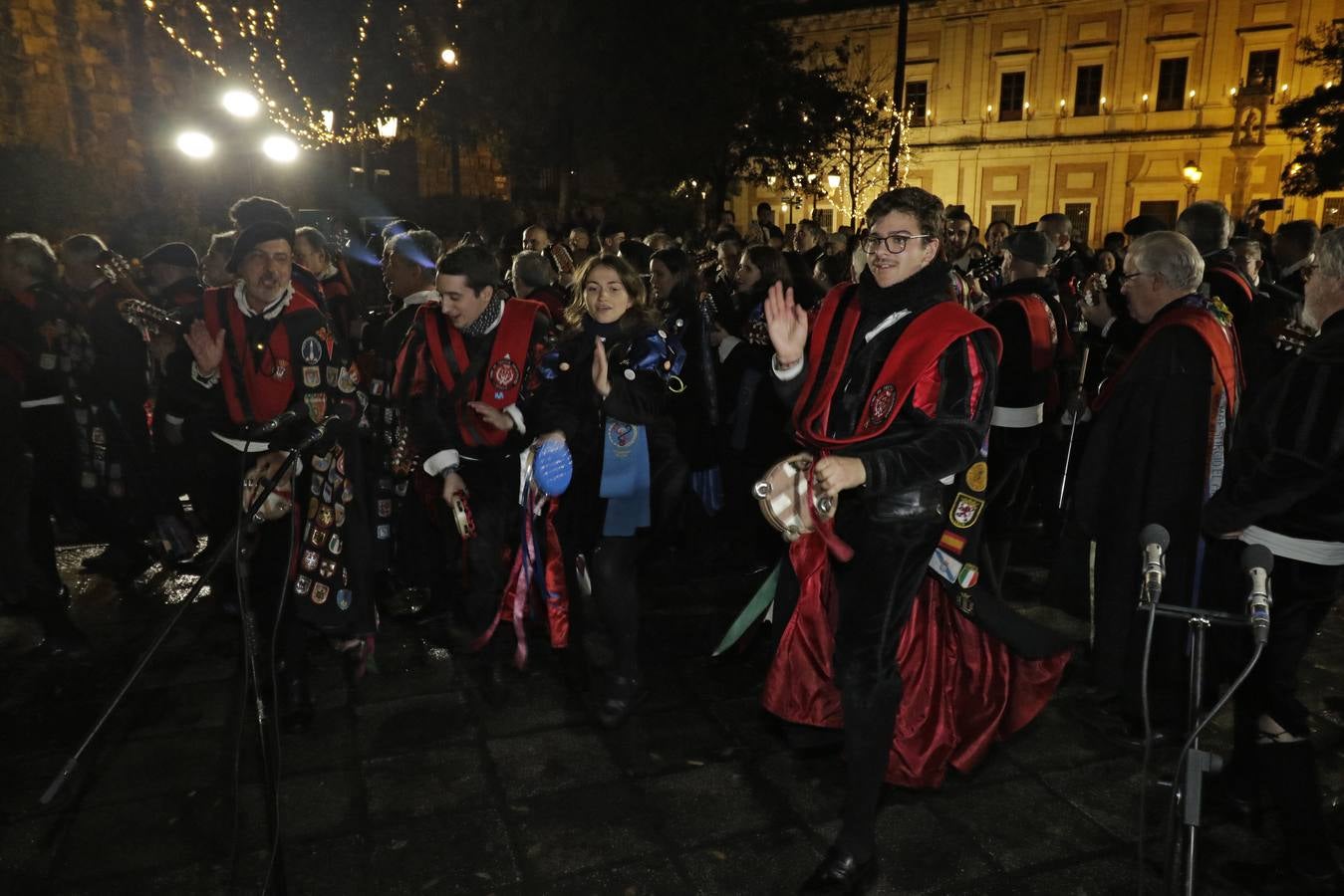 Celebración de los tunos en la Plaza del Triunfo