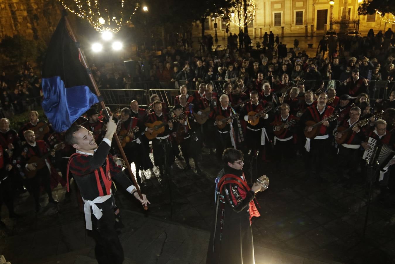 Celebración de los tunos en la Plaza del Triunfo