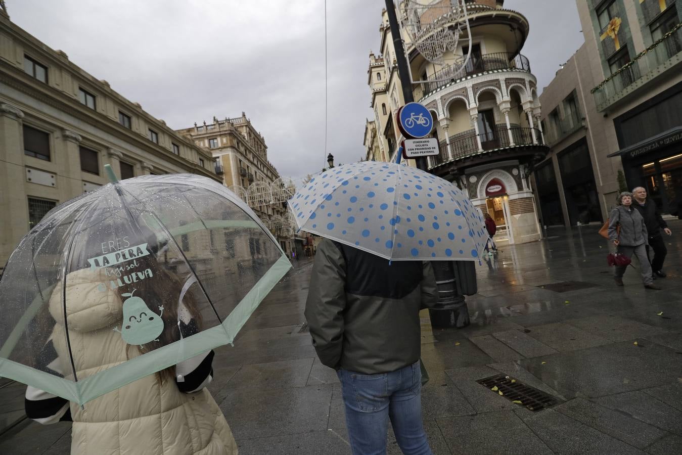 Imágenes que ha dejado la lluvia en el centro de la ciudad