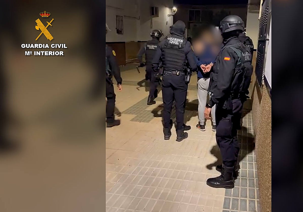 Uno de los cinco detenidos en la operación policial