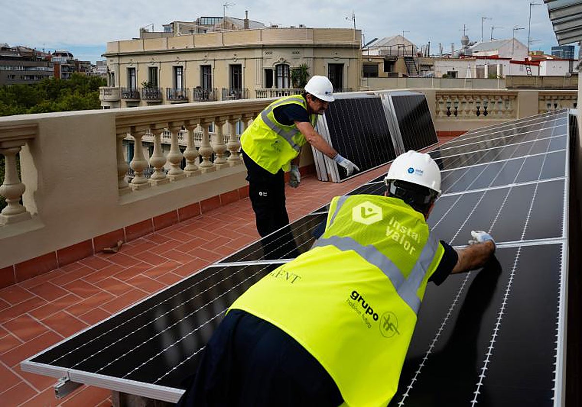 Instalación de placas solares en la azotea de un edificio