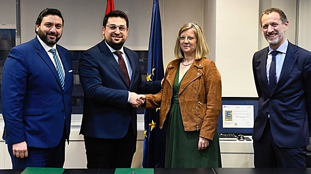 Firma del acuerdo entre el alcalde de Lora y la presidenta de Adif