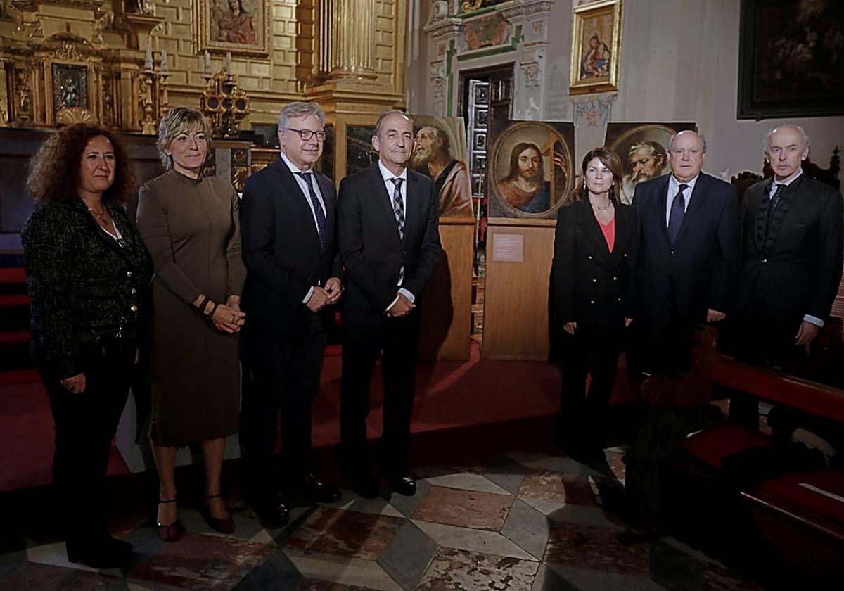 Representantes de la Universidad Loyola, del IAPH y de la Fundación Focus posando en el Hospital de los Venerables ante las tres tablas que han sido restauradas