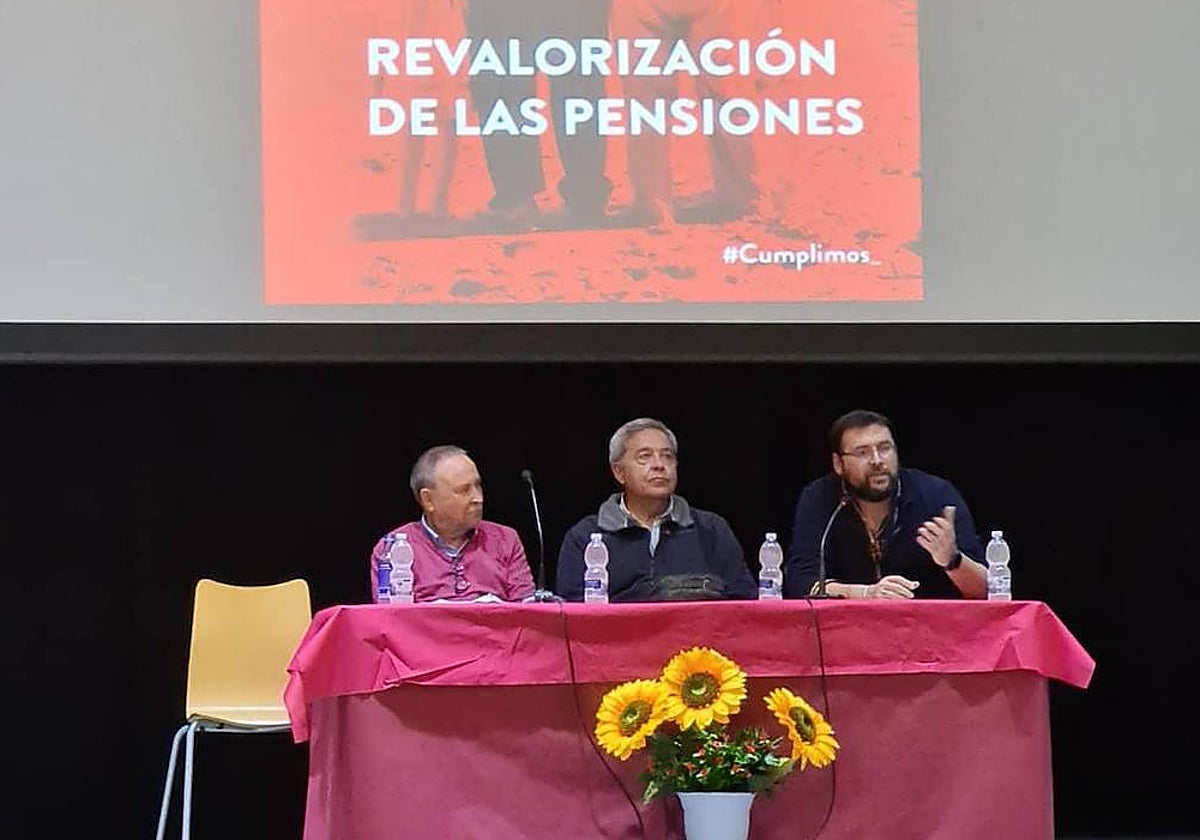 El alcalde de Guillena, a la derecha, este pasado miércoles, hablando con los jubilados del pueblo