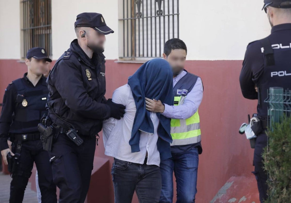 El detenido por matar a su expareja en Dos Hermanas es trasladado al piso para la reconstrucción de los hechos