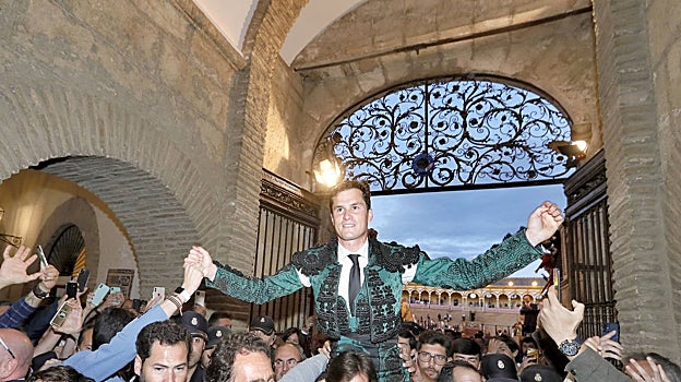 Daniel Luque sale por la Puerta del Príncipe