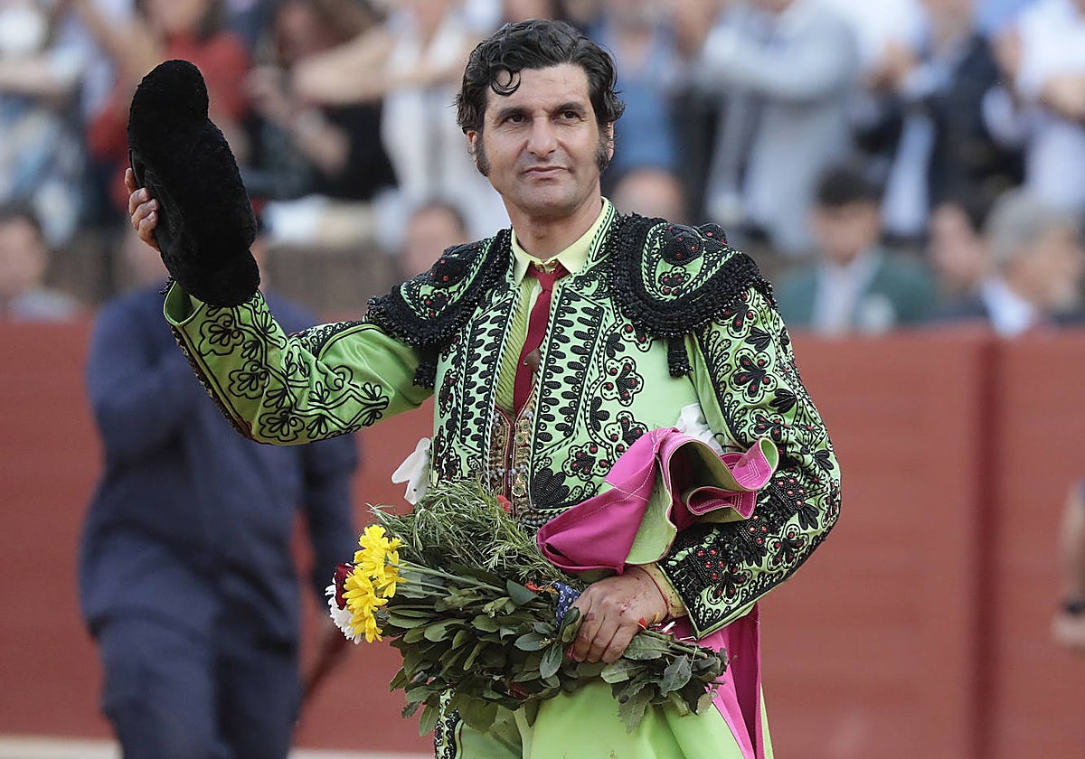 Morante de la Puebla, montera en mano, saluda al público sevillano