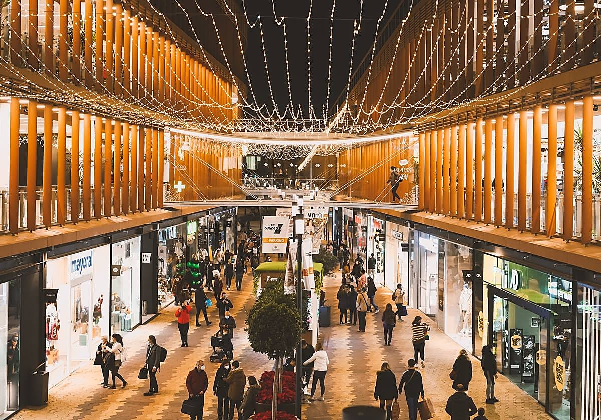 Muchos espacios comerciales hispalenses abrirán algunos de los próximos días