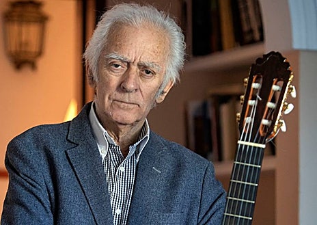 Imagen secundaria 1 - Arriba, C. Tangana, que llenó la Plaza de España durante su concierto en Icónica Sevilla Fest. Sobre estas líneas, Manolo Sanlúcar, que fallecó el pasado mes de agosto, y el cuadro 'Santa Catalina de Alejandría', de Murillo, comprado por la Junta de Andalucía y expuesto en el Museo de Bellas Artes desde el pasado 20 de diciembre. 