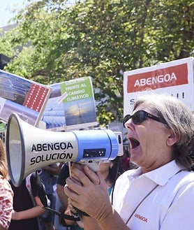 Imagen secundaria 2 - Arriba, el sector agrícola ha sufrido la sequía y el incremento de precios de combustibles, energía o fertilizantes, a lo que ahora se sumará en 2023 las pérdidas que le reportarán la PAC. Abajo a la izquierda, factoría de Renault Group en Sevilla, que gracias a las cajas híbridas y eléctricas ve garantizar su futuro; y abajo a la derecha, la plantilla de Abengoa sigue menguando por la fuga de talento mientras su futuro se decide en los jugados mercantiles, donde varias empresas han presentado ofertas de compra.