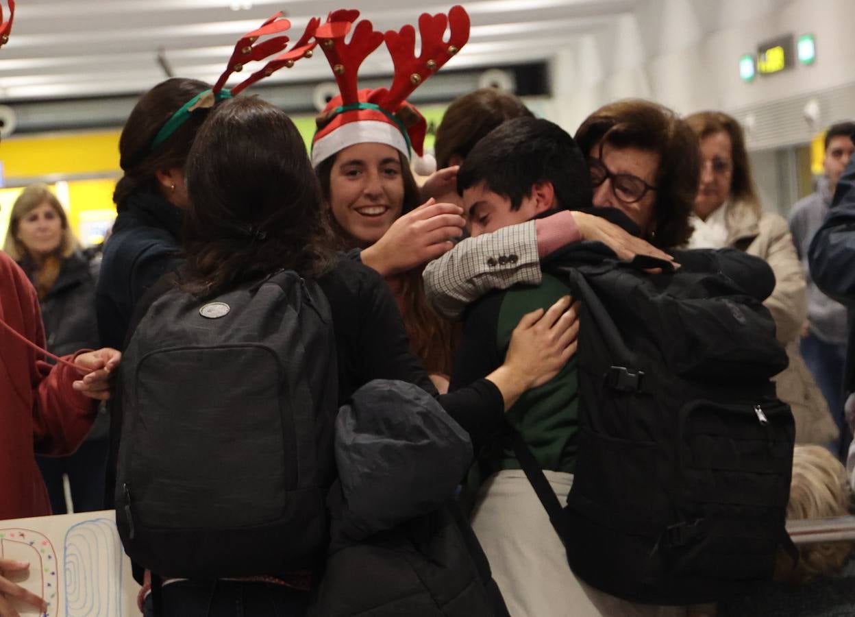 La zona de llegadas del aeropuerto sevillano se llena estos días de unos besos y abrazos muy esperados 